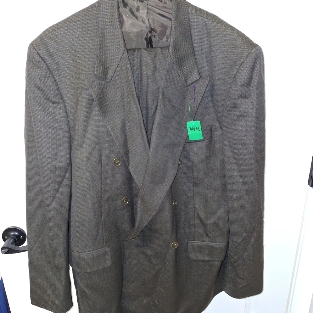 Paulo SoLari mens 100% wool suit. The jacket is a 44R, pants are 36x32